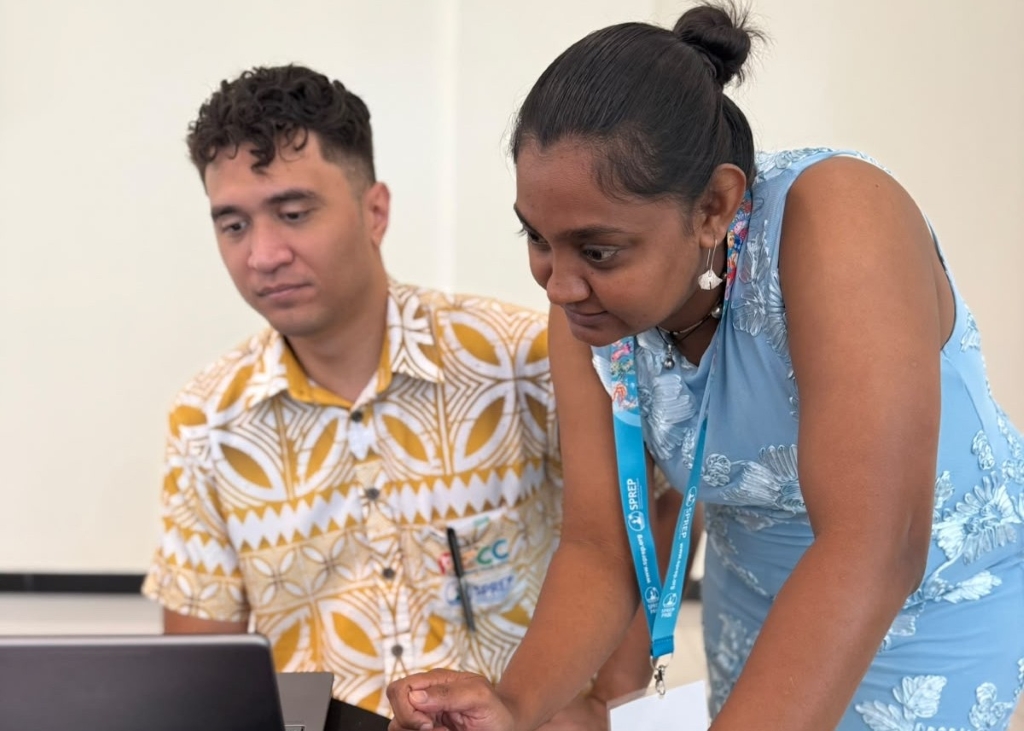 Dr Shilpa Lal delivering training at IT scripting training in Tonga